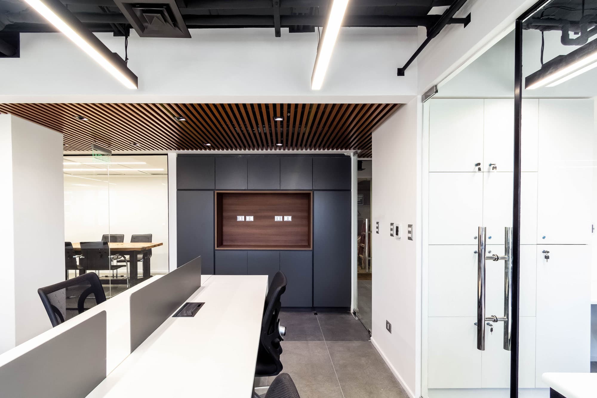 Oficinas Dinecom — detalle 1