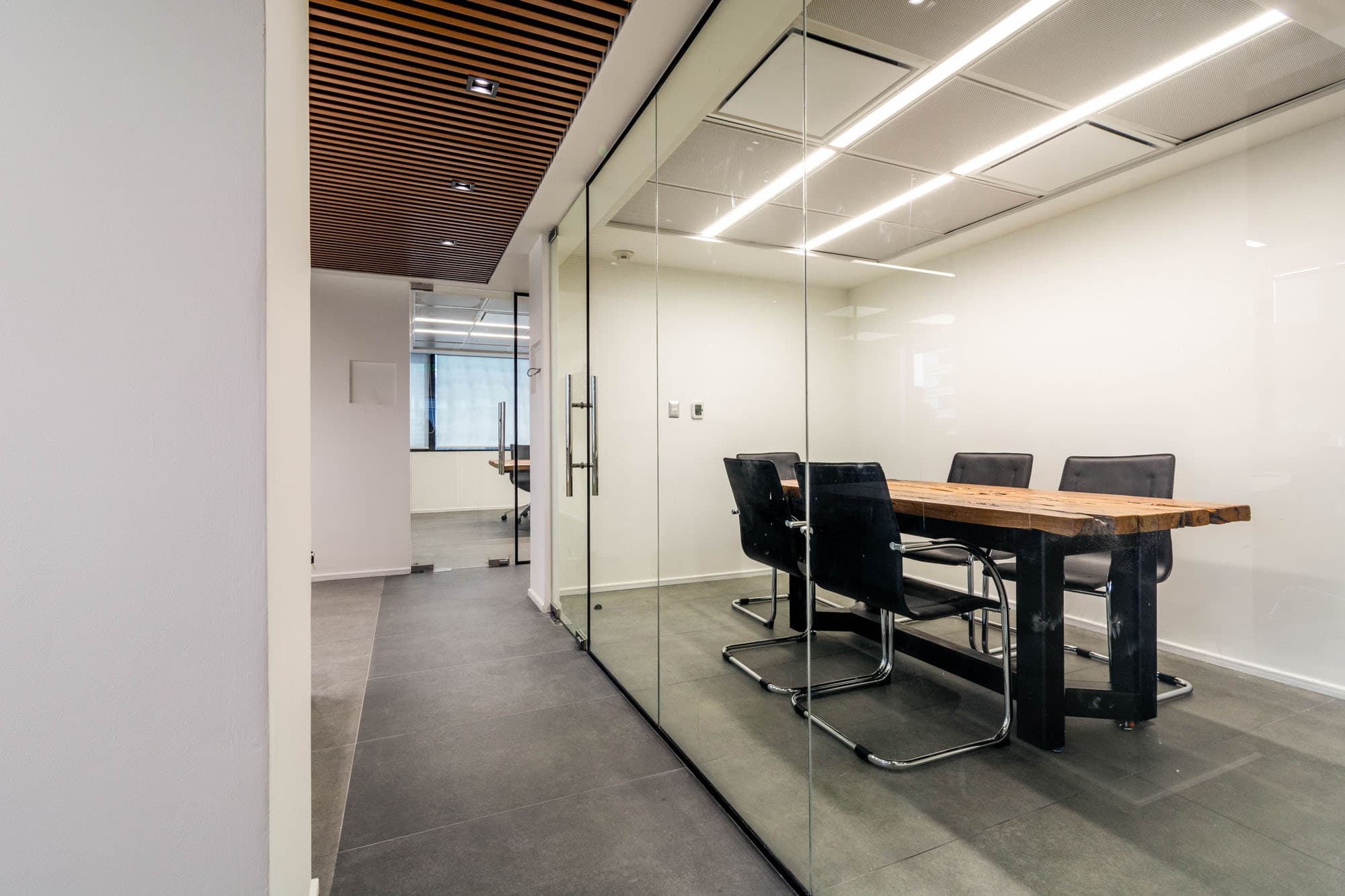 Oficinas Dinecom — detalle 3