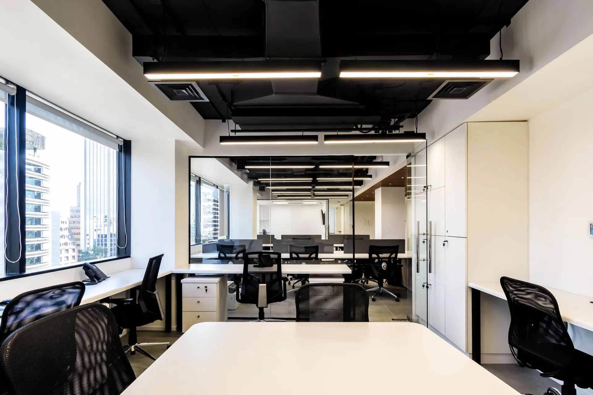 Oficinas Dinecom — detalle 1