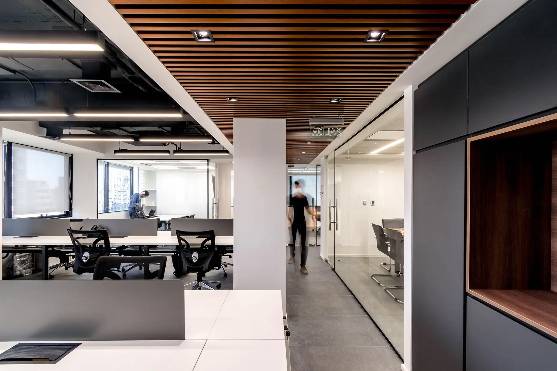 Oficinas Dinecom — detalle 2